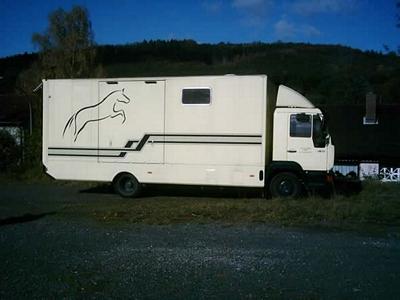 Фургон для перевозки коней и лошадей